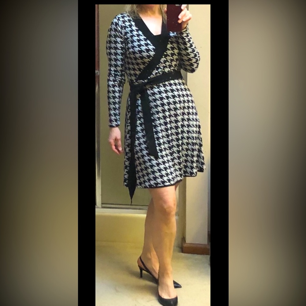 Reversible, white & black wrap dress and size 6 White House Black market brand